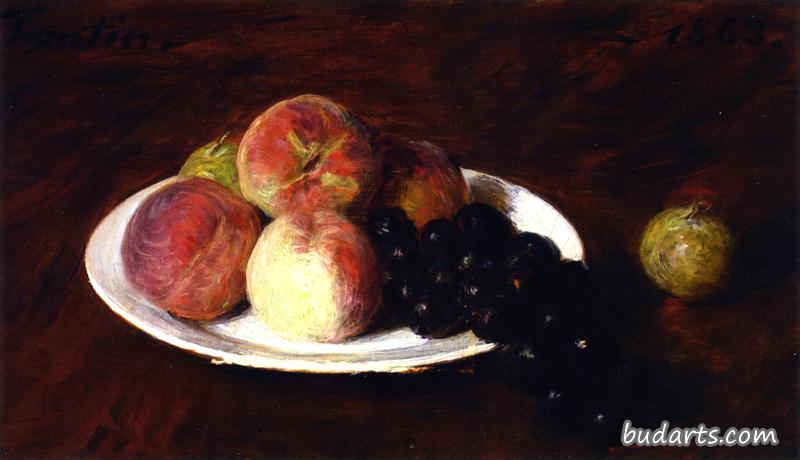 白盘子里的桃子和葡萄