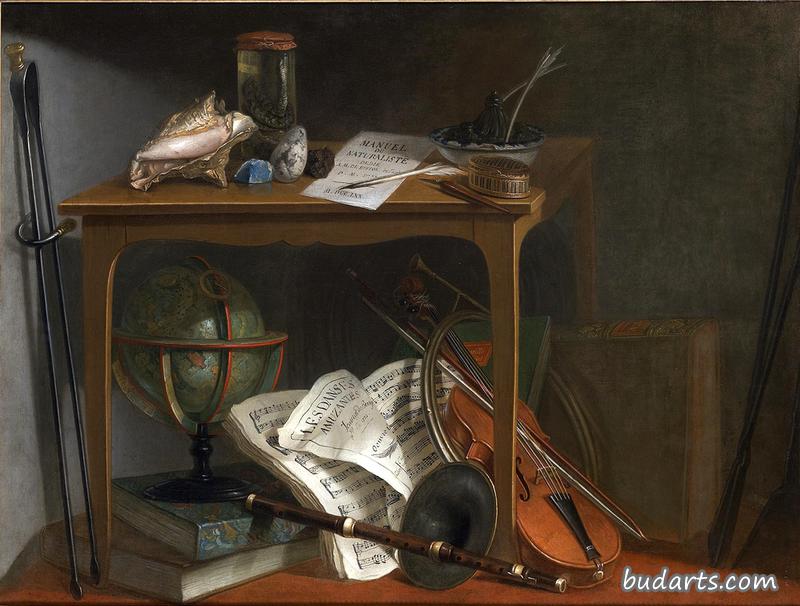 世界地图和乐器覆盖的桌子上的好奇物品