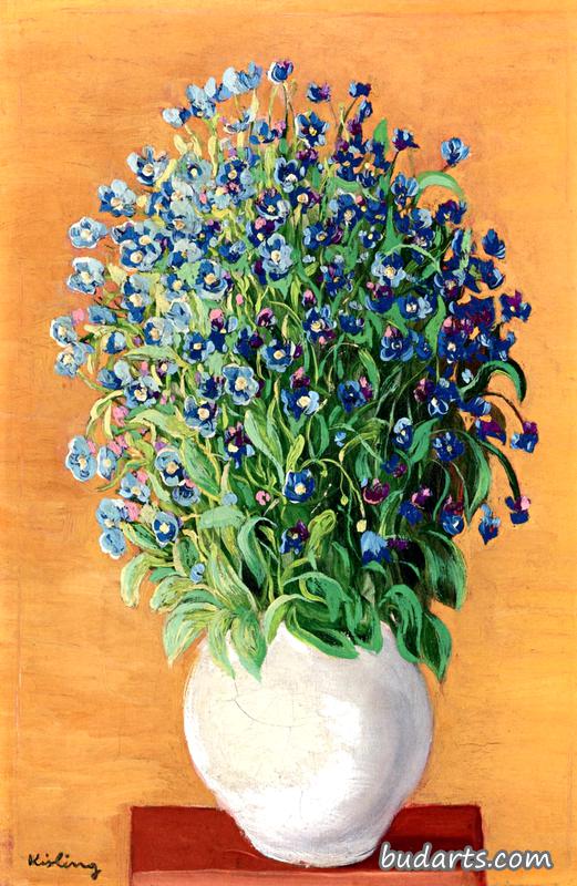 花瓶里的蓝色花朵