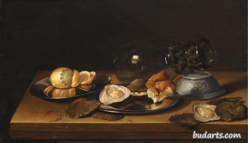 有一个罗默在旁边的静物画，两个锡盘子，一个牡蛎和一个面包卷