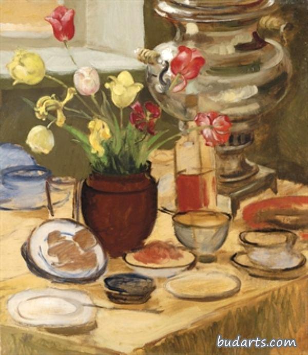 茶炊和郁金香的静物画