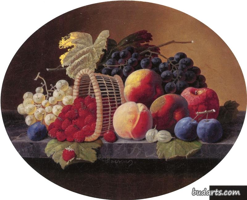 有桃子、葡萄和一篮草莓的静物