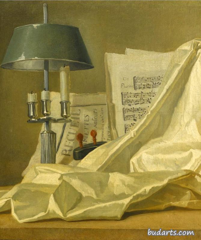 有布依台灯、一张乐谱、一把小提琴和一块白色缎子布在窗台上的静物画