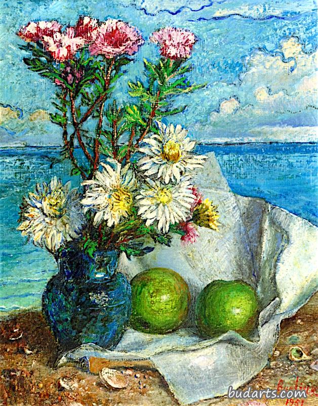 花瓶里的花和海滩上的苹果的静物