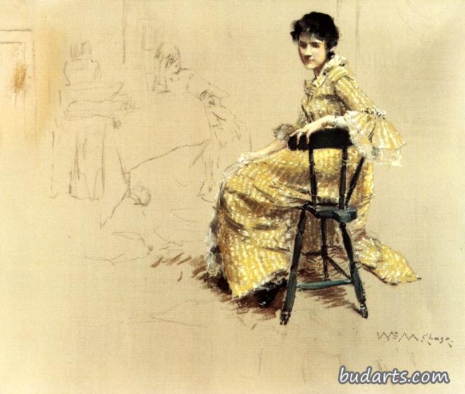 穿着黄条纹长袍的坐着的女人