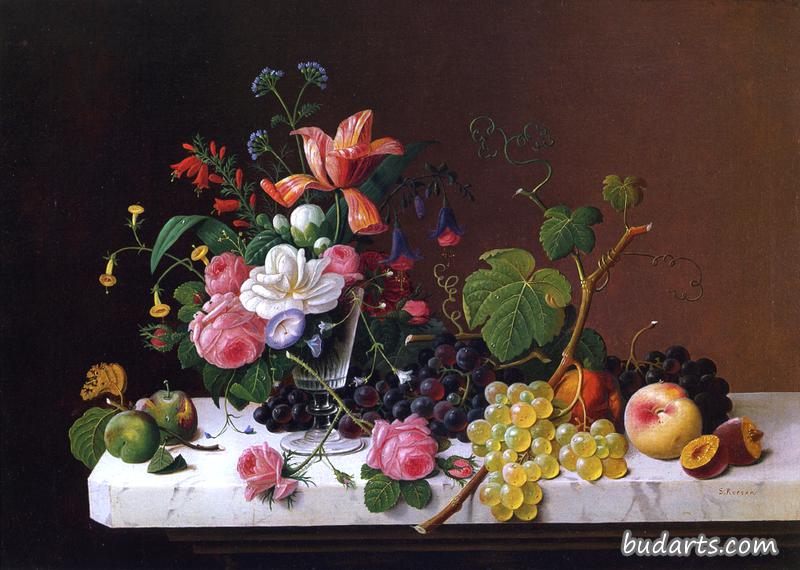 大理石桌面上的水果和鲜花