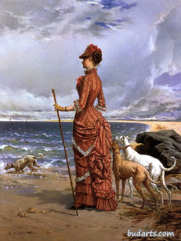 优雅的女士在海滩上遛狗
