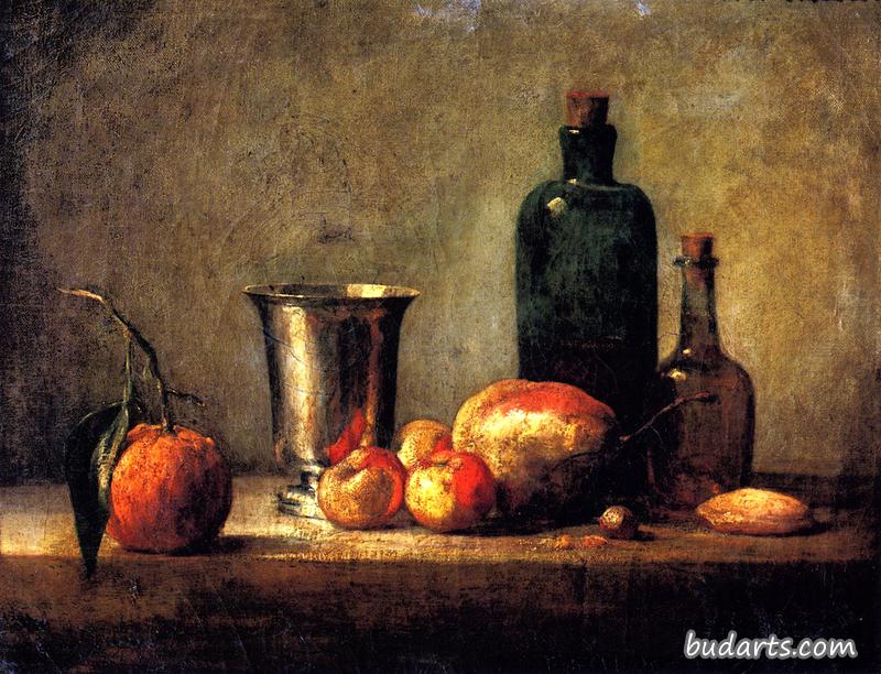 塞维利亚橙，银高脚杯，苹果，梨和两瓶