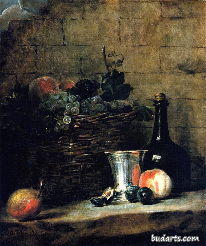 一篮白葡萄和红葡萄，配银高脚杯、酒瓶、桃子、李子和梨