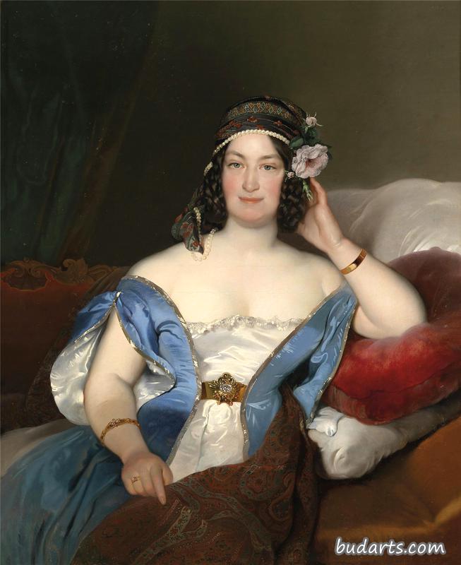 一位戴着华丽头饰、头上插着玫瑰花的女士的肖像