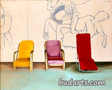 有毕加索壁画的三把椅子