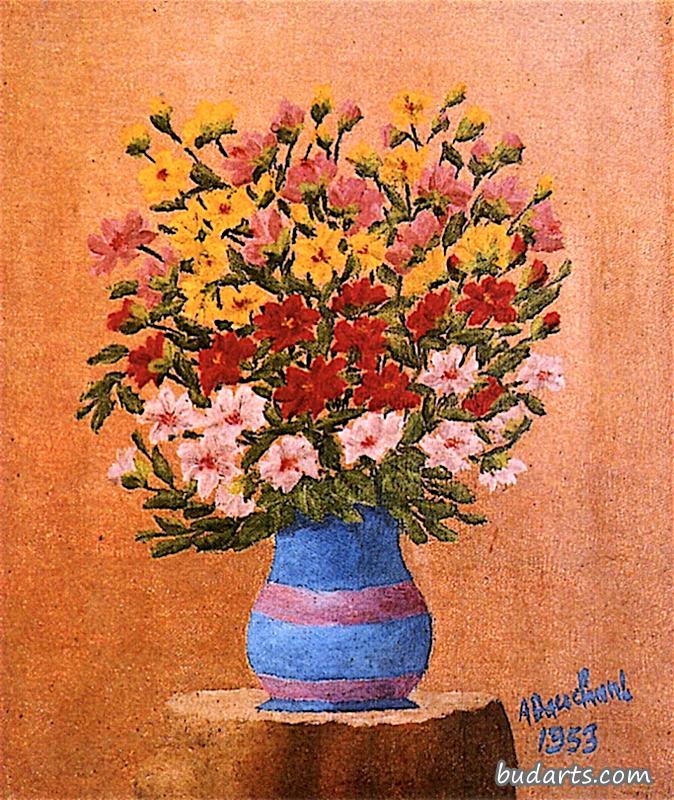 蓝色花瓶里的一束花，上面有粉红色的条纹