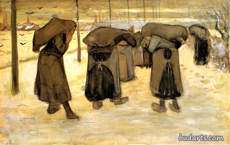 妇女在雪地里提着几袋煤