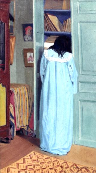 室内，穿蓝色衣服的女人在橱柜里搜寻