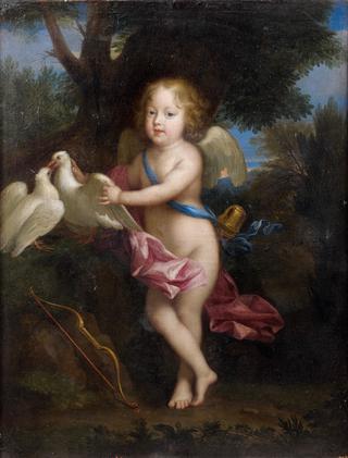 Portrait d'un jeune garçon en cupidon jouant avec des colombes
