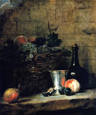 一篮白葡萄和红葡萄，配银高脚杯、酒瓶、桃子、李子和梨