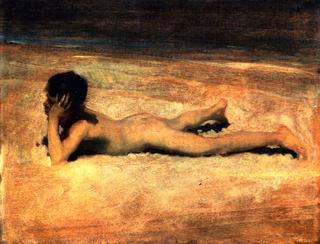 海滩上的裸体男孩