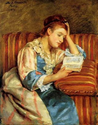 达菲太太坐在条纹沙发上看书