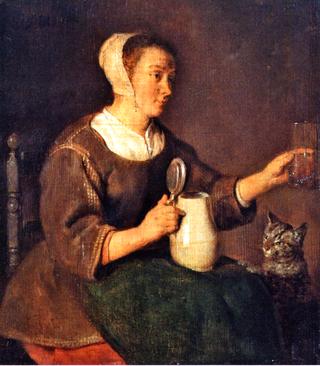 一个拿着杯子和水壶的女人