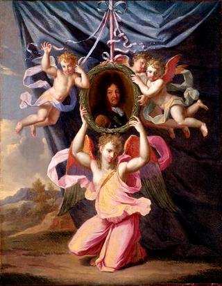 在一幅风景画的窗帘前，天使们支撑着路易十四的椭圆形肖像