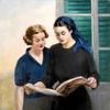 两位女士在看书