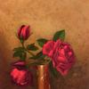 银花瓶里的红玫瑰