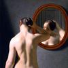 裸体女人对着镜子做头发
