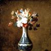 一束康乃馨、块茎玫瑰和甜豌豆，装在一个带有蓝色装饰的白瓷瓶里