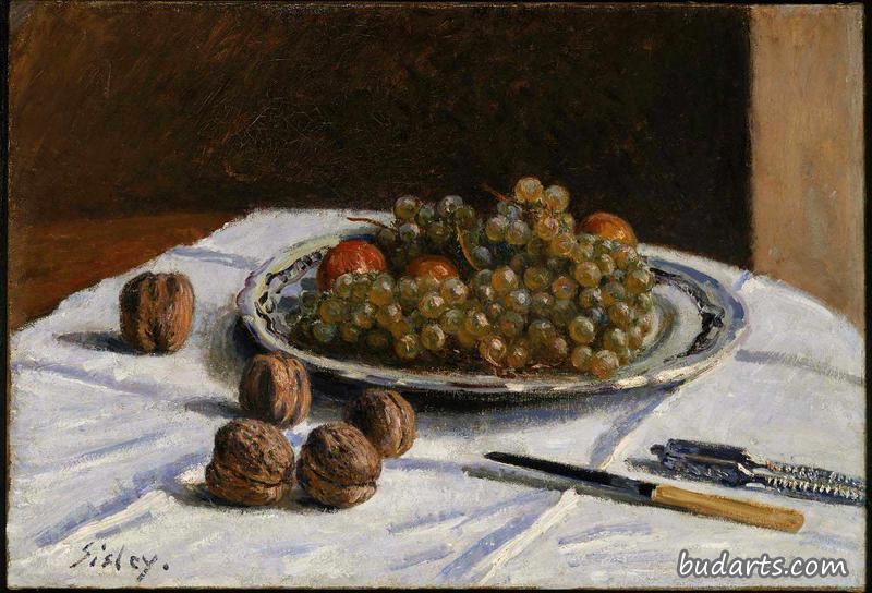 桌子上的葡萄和核桃