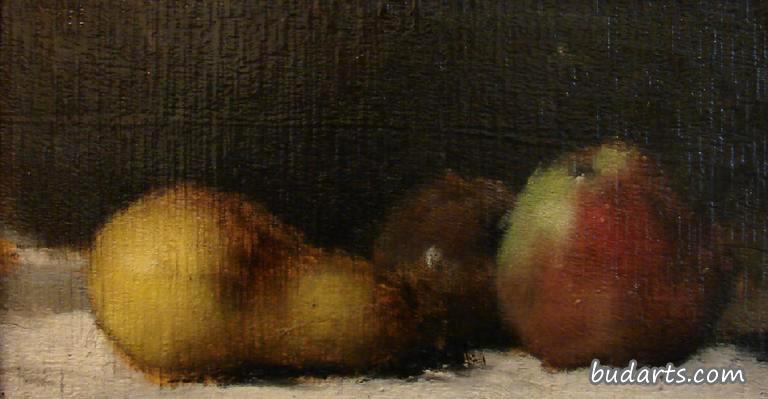 白布上有梨和苹果的静物画