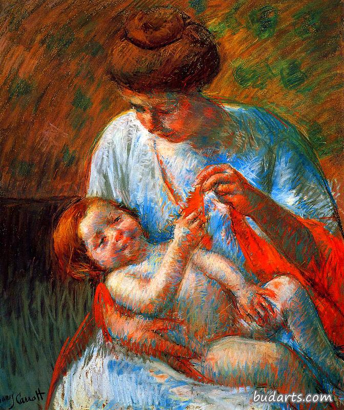 婴儿躺在母亲的膝上，伸手拿着围巾