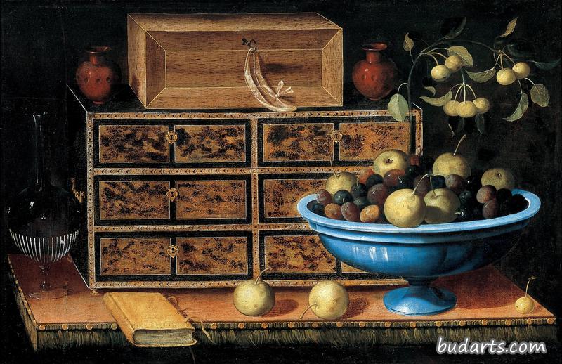 一个小箱子和一个水果碗的写字台