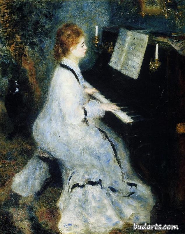 弹钢琴的年轻女子