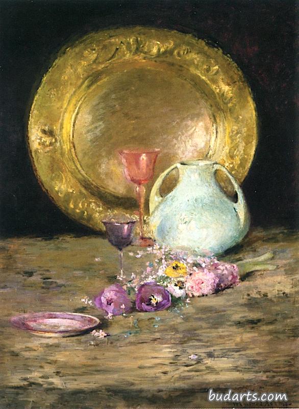 有盘子、水罐和花的静物画