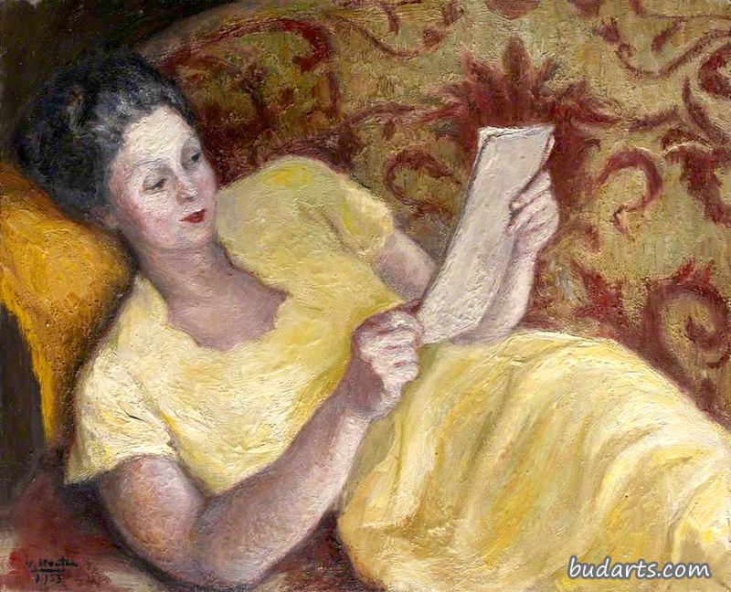 一位穿黄色衣服看书的女士的画像