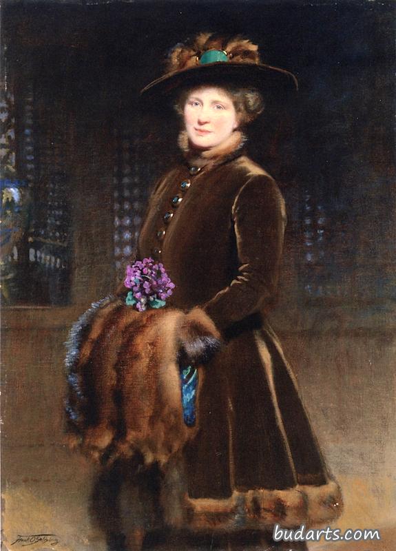 艾丽丝·莫德·索尔兹伯里，这位艺术家的妻子，穿着一件毛皮镶边的外套，身上带着一束