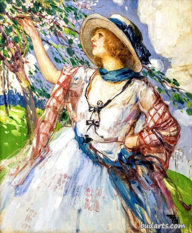 一个戴着帽子穿着白裙子的年轻女子站在一棵盛开的树前