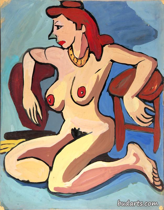 金色项链和赤褐色头发的裸体女性坐姿