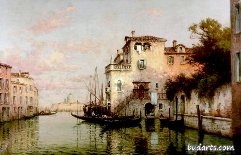 威尼斯运河与圣玛丽亚德拉敬礼在远处