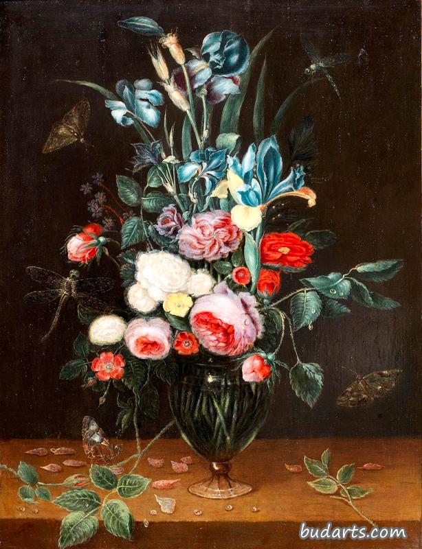 蝴蝶和蜻蜓放在木桌上的玻璃花瓶里的鸢尾、玫瑰和其他花