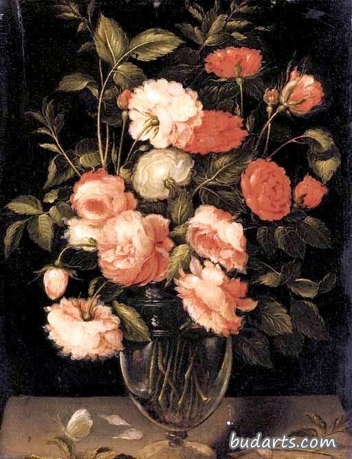 红、粉、白玫瑰插在玻璃花瓶里，窗台上有一只蝴蝶