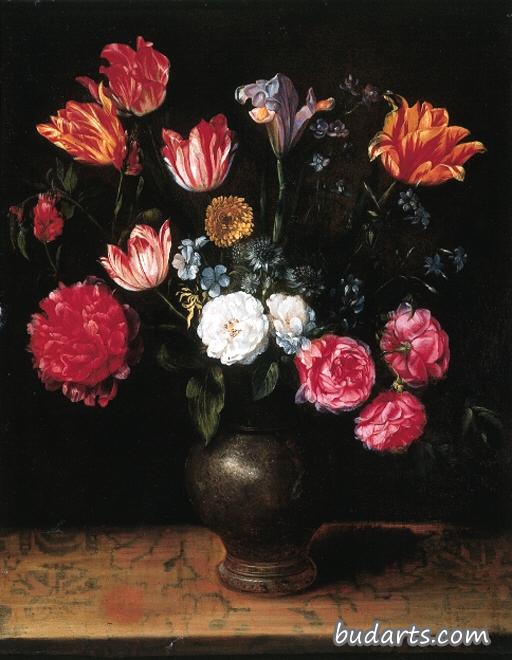 玫瑰、百合花、郁金香、罂粟花和其他花放在窗台上的石制罐子里