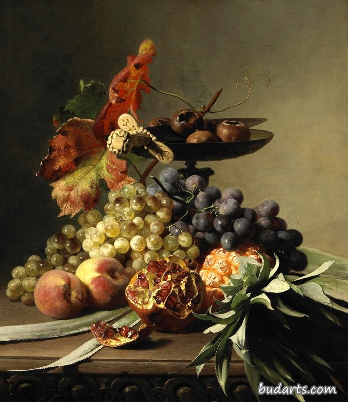 桌上摆着葡萄、桃子、菠萝和石榴的静物
