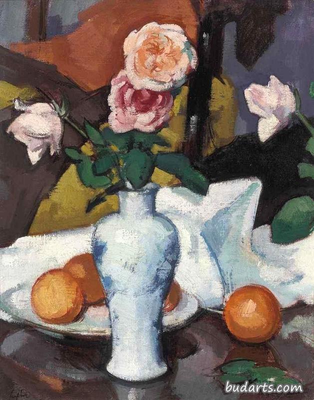 花瓶里的玫瑰，橘子和白色桌布