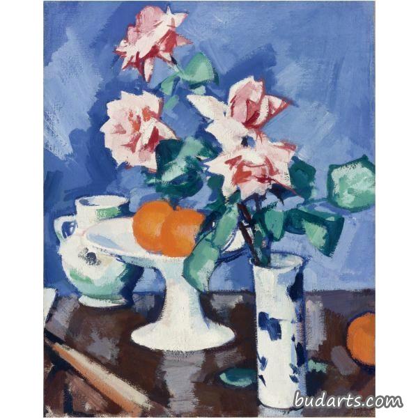 蓝色和白色花瓶里插着粉红玫瑰，还有橘子和罐子的静物画