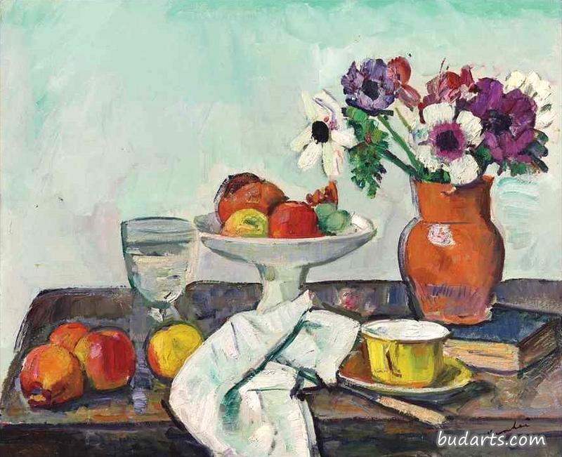红花瓶里的银莲花，黄茶杯和苹果