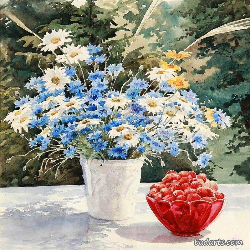 桌子上的花和草莓