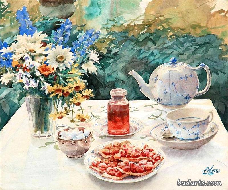 带瓷器、鲜花和馅饼的花园餐桌