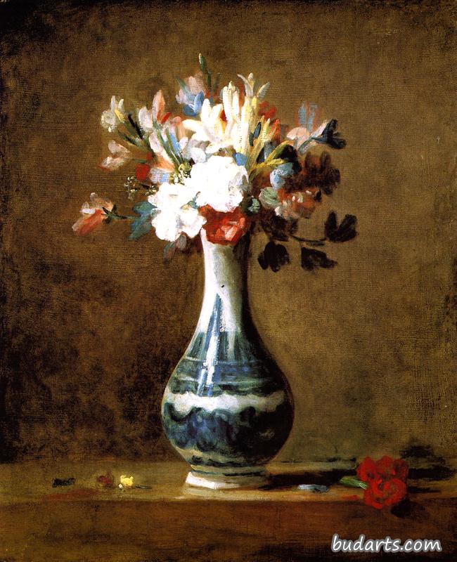 一束康乃馨、块茎玫瑰和甜豌豆，装在一个带有蓝色装饰的白瓷瓶里