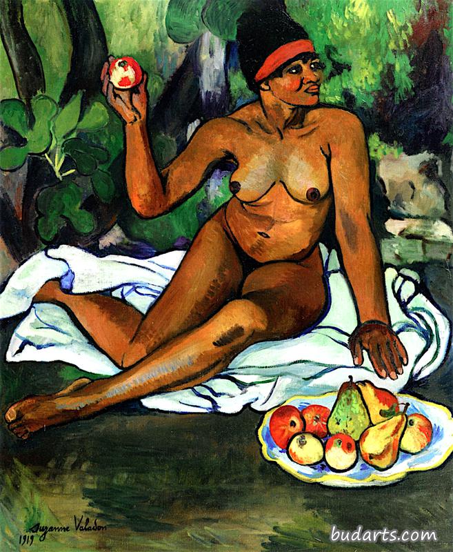 坐着苹果的混血女人